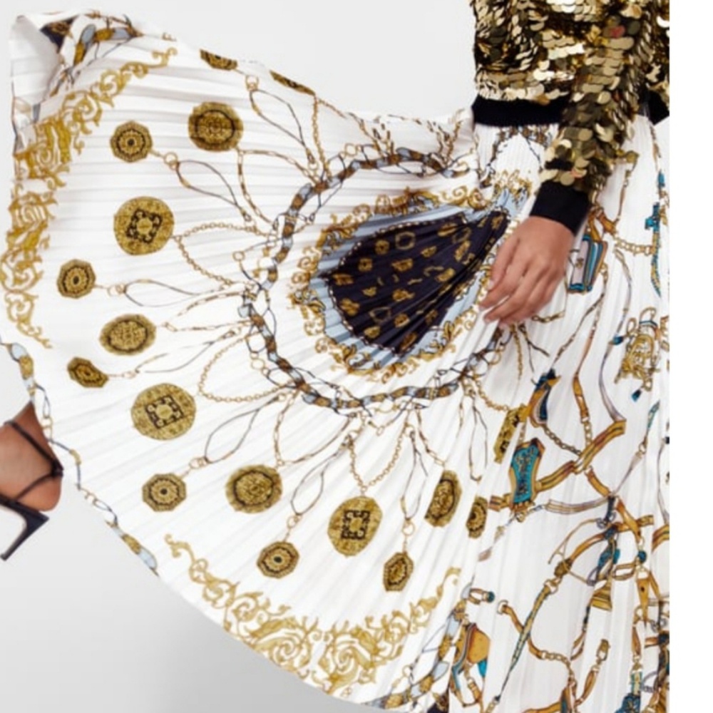 Chain print pleated skirt